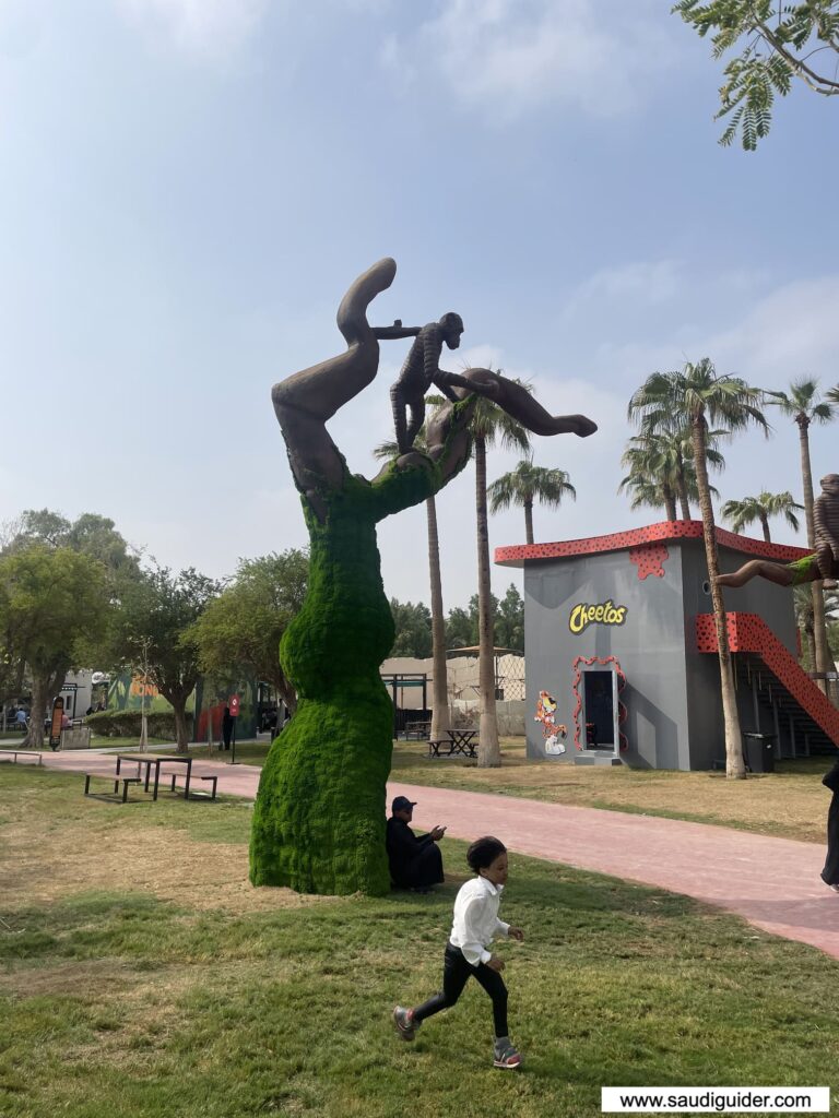 Restaurants, Food, and coffee shops in Riyadh Zoo 