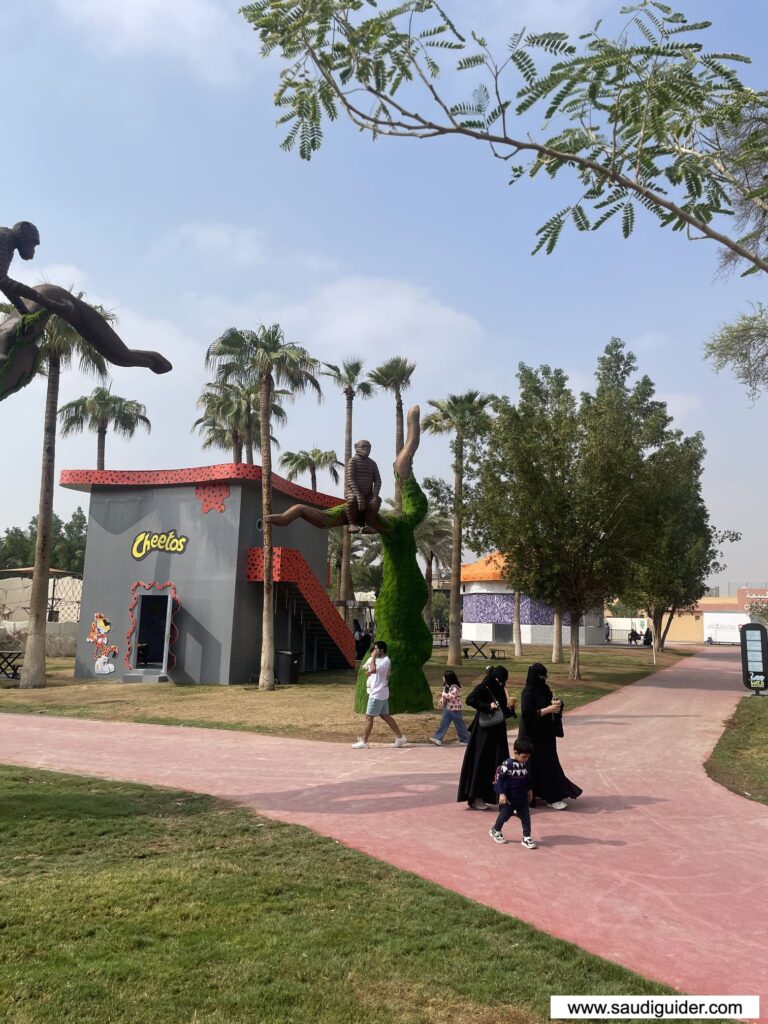 Restaurants, Food, and coffee shops in Riyadh Zoo 