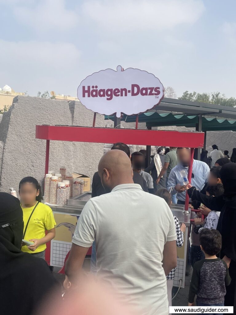 Restaurants, Food, and coffee shops in Riyadh Zoo 