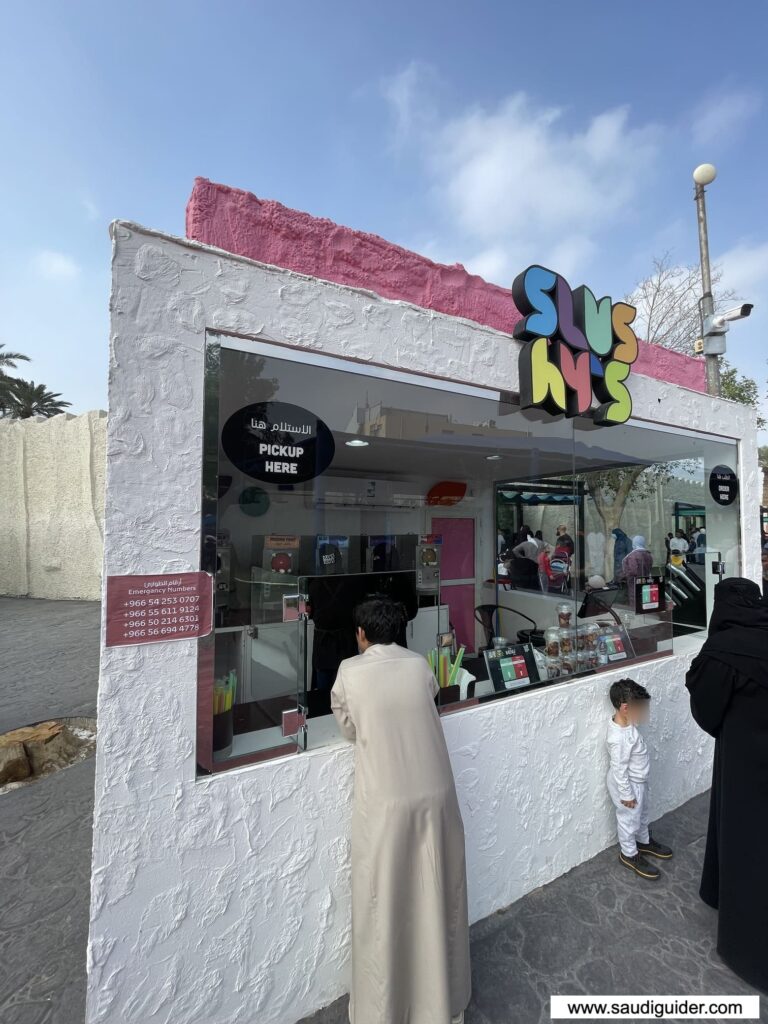 Restaurants, Food, and coffee shops in Riyadh Zoo 