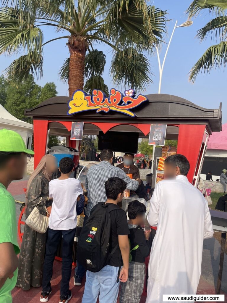 Restaurants, Food, and coffee shops in Riyadh Zoo 